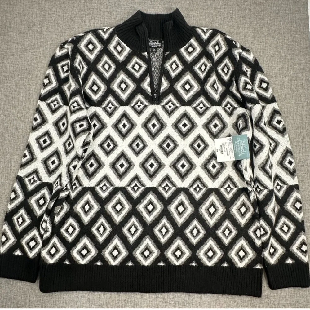 Stylish Black and White Zip-Up Sweater for Men - Picture 3 of 6